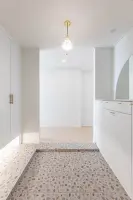 테라조 타일과 골드 포인트의 미니멀 현관